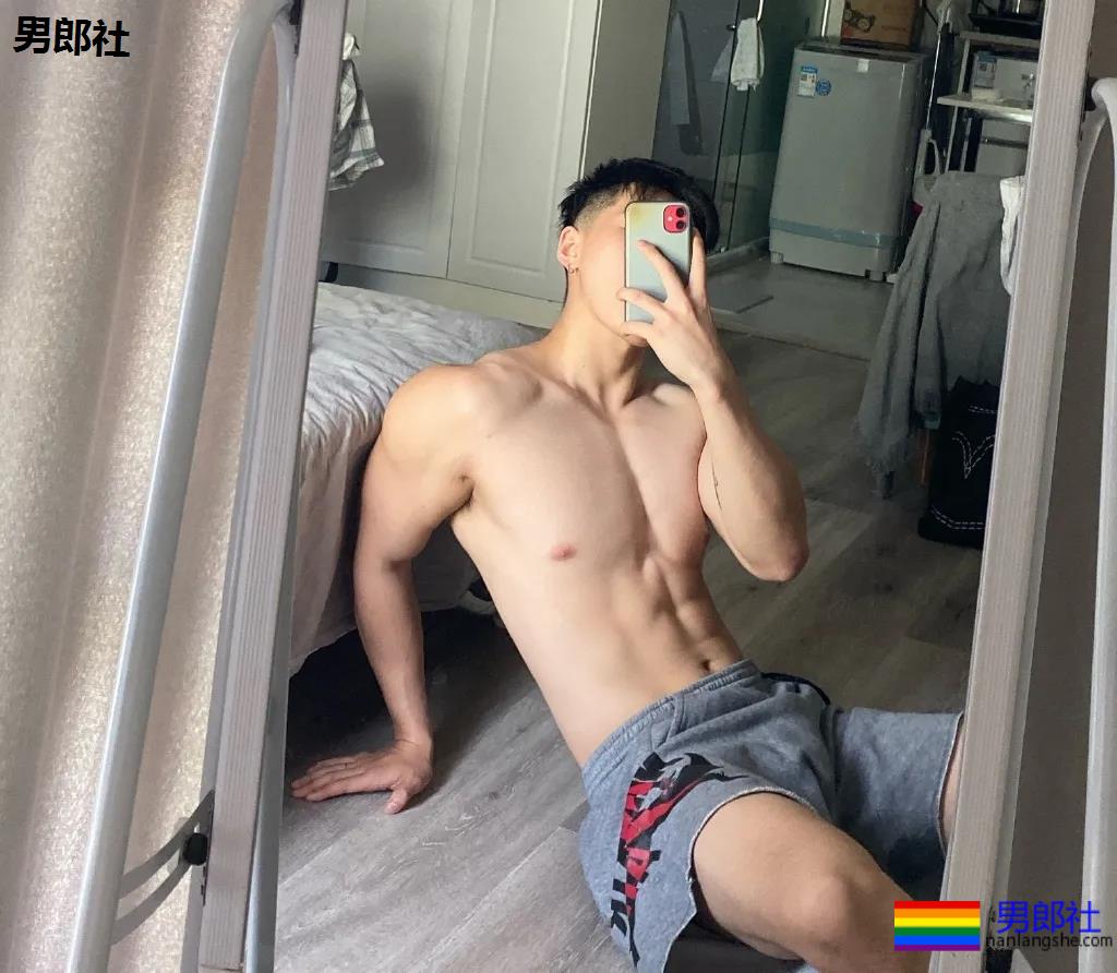 精壮腹肌小狼狗，穿灰裤的样子太迷人了！ - 51虹马