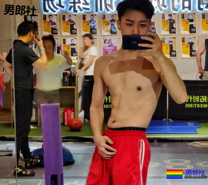 那个靠红裤衩走红的央视鲜肉主播如今怎样了？这肌肉也太可了！ - 51虹马