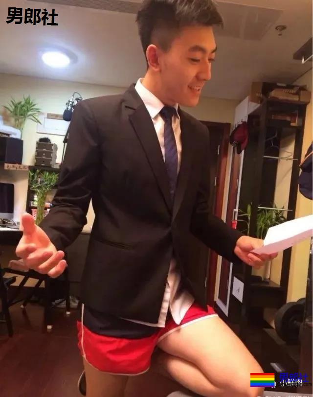 那个靠红裤衩走红的央视鲜肉主播如今怎样了？这肌肉也太可了！ - 51虹马