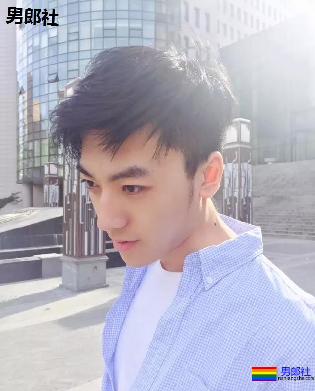 那个靠红裤衩走红的央视鲜肉主播如今怎样了？这肌肉也太可了！ - 51虹马