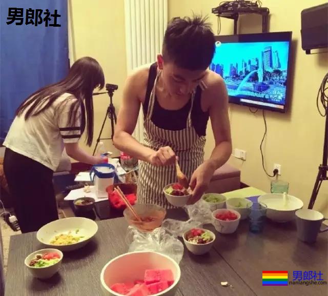 那个靠红裤衩走红的央视鲜肉主播如今怎样了？这肌肉也太可了！ - 51虹马