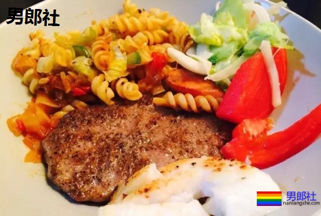 那个靠红裤衩走红的央视鲜肉主播如今怎样了？这肌肉也太可了！ - 51虹马