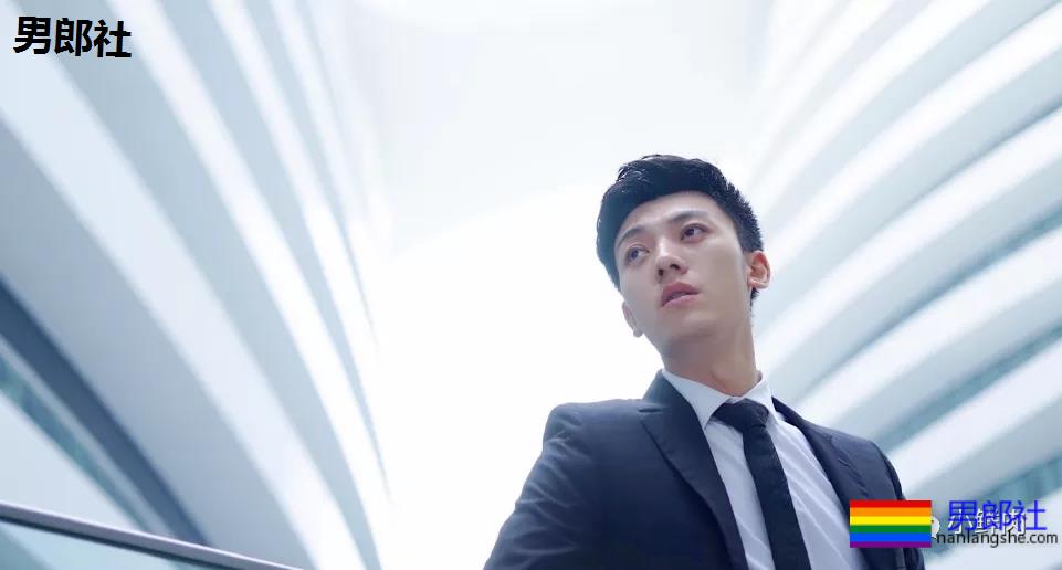 那个靠红裤衩走红的央视鲜肉主播如今怎样了？这肌肉也太可了！ - 51虹马