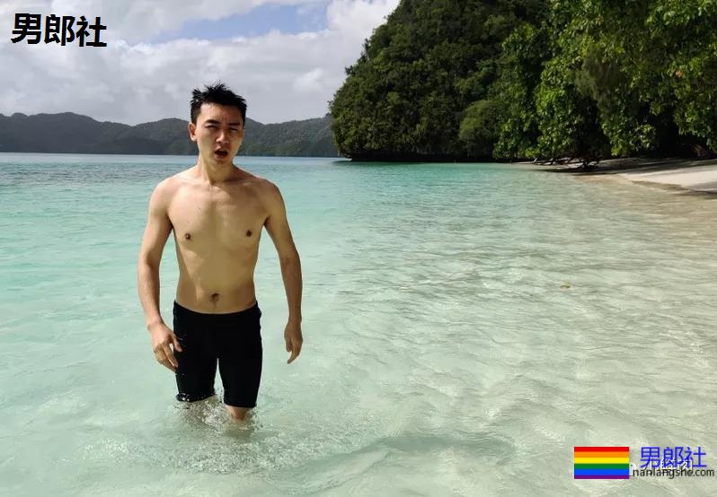 那个靠红裤衩走红的央视鲜肉主播如今怎样了？这肌肉也太可了！ - 51虹马