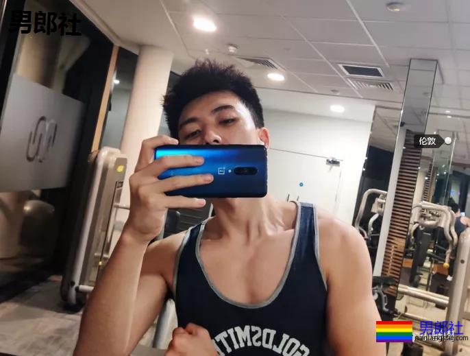 那个靠红裤衩走红的央视鲜肉主播如今怎样了？这肌肉也太可了！ - 51虹马