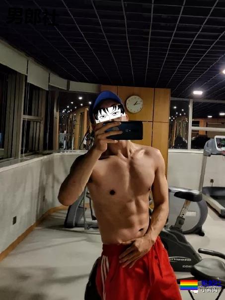 那个靠红裤衩走红的央视鲜肉主播如今怎样了？这肌肉也太可了！ - 51虹马