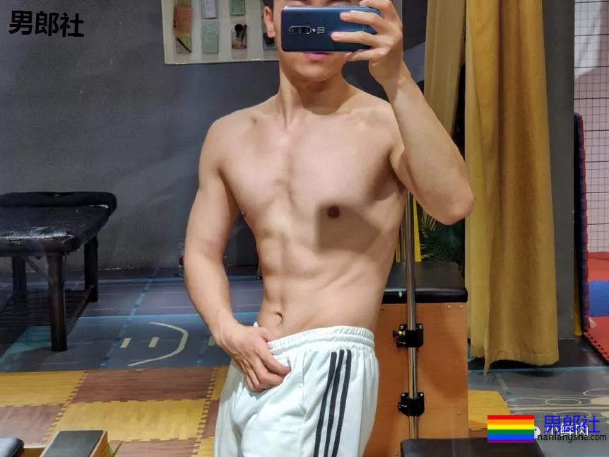 那个靠红裤衩走红的央视鲜肉主播如今怎样了？这肌肉也太可了！ - 51虹马