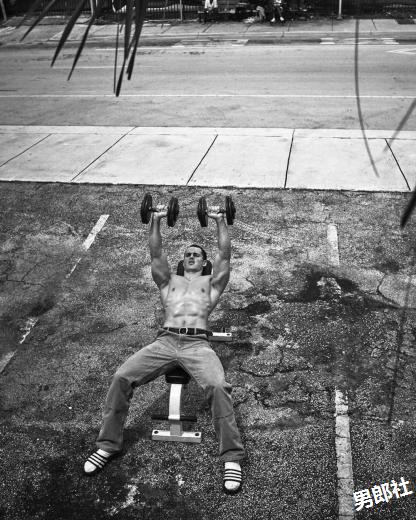 地表最性感数学老师剃帅痞平头 释出诱人日常生活性感照! - 51虹马 地表最性感数学老师剃帅痞平头 释出诱人日常生活性感照! - 51虹马