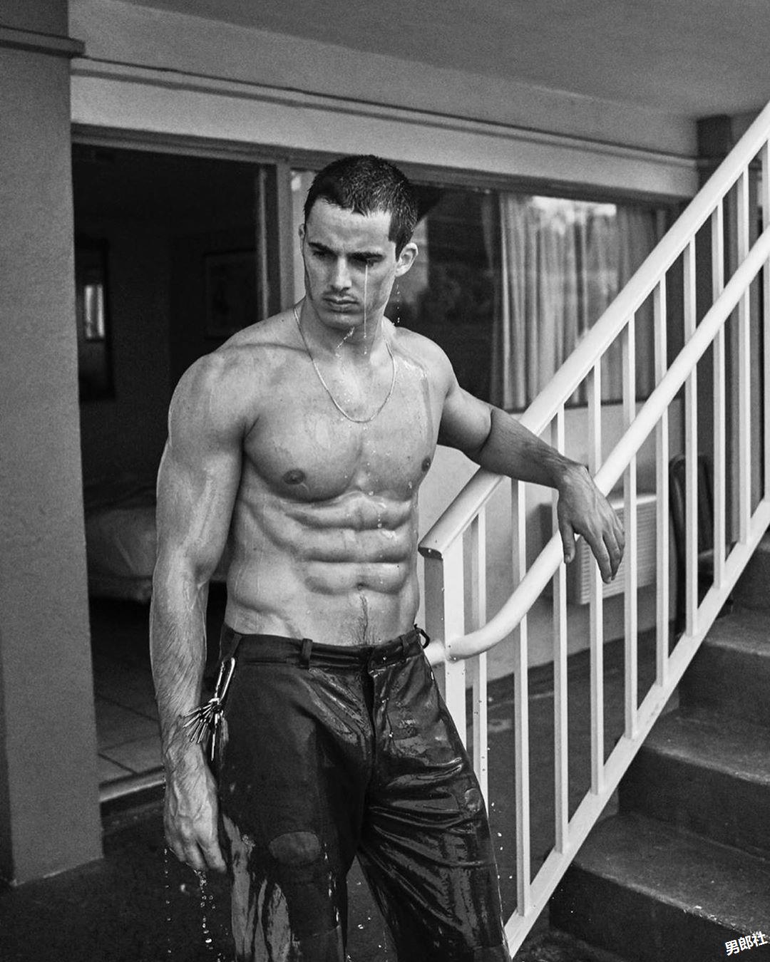 地表最性感数学老师剃帅痞平头 释出诱人日常生活性感照! - 51虹马 地表最性感数学老师剃帅痞平头 释出诱人日常生活性感照! - 51虹马