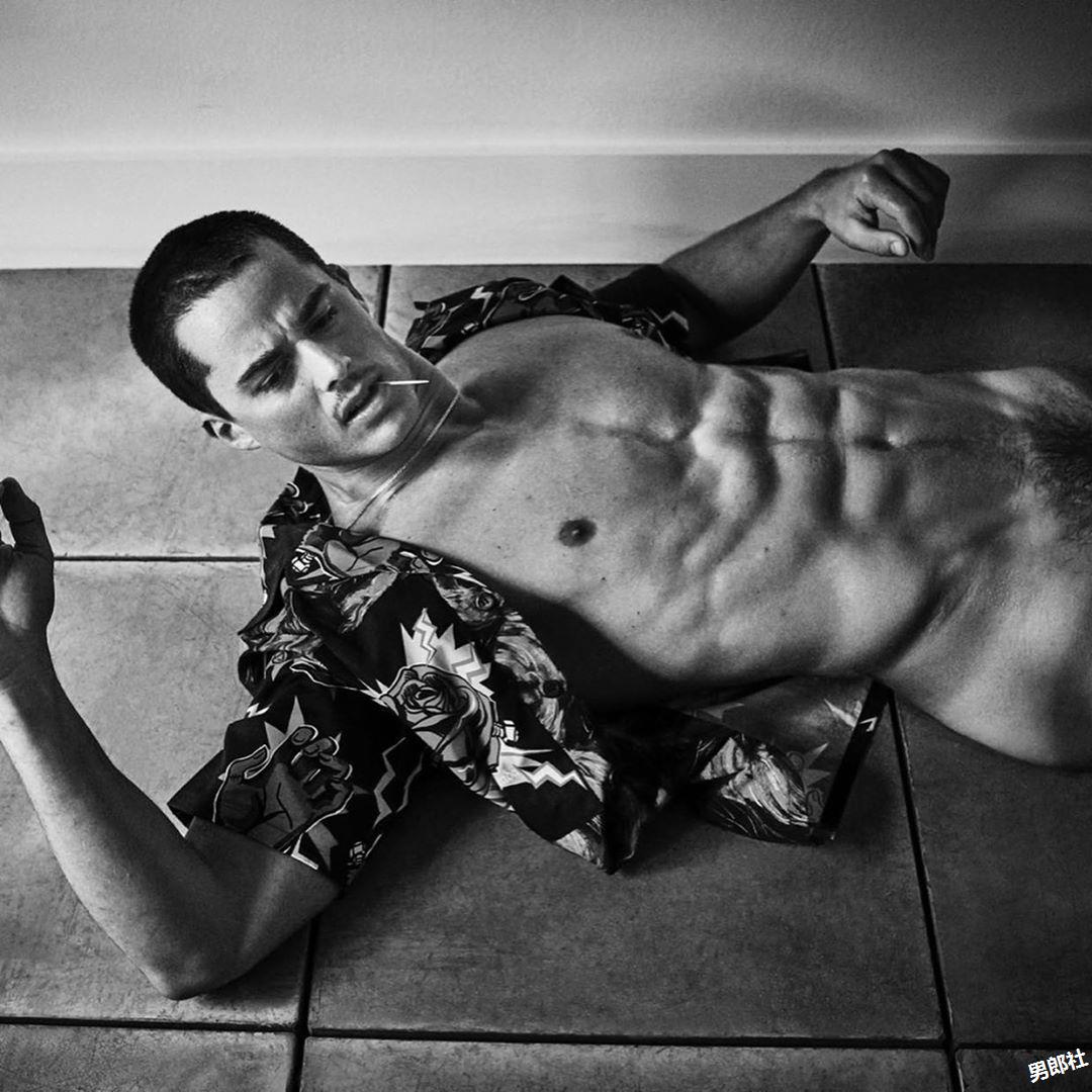 地表最性感数学老师剃帅痞平头 释出诱人日常生活性感照! - 51虹马 地表最性感数学老师剃帅痞平头 释出诱人日常生活性感照! - 51虹马