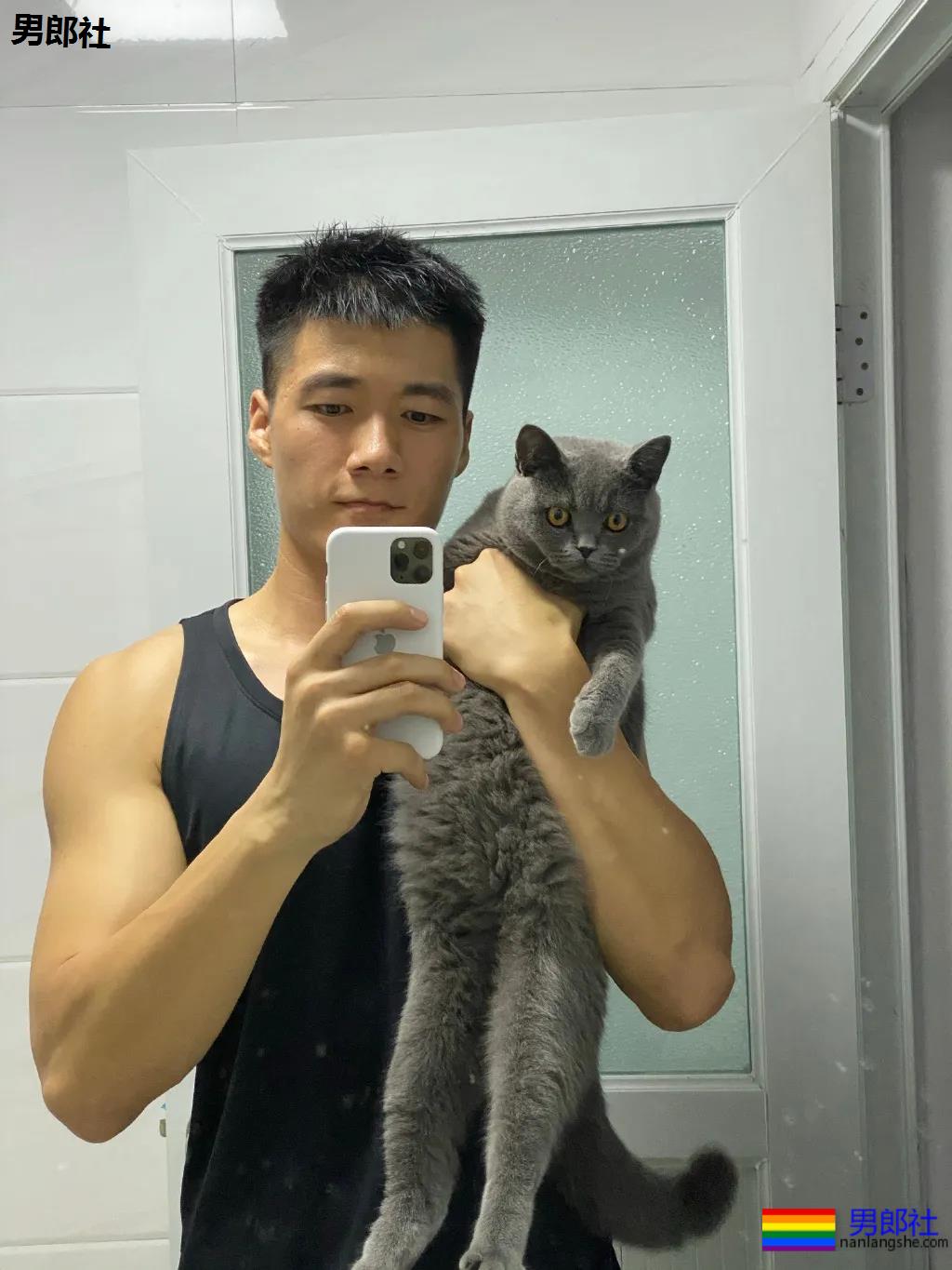 肌肉小老公拍浴巾小视频走红，这肉体简直太撩了！ - 51虹马