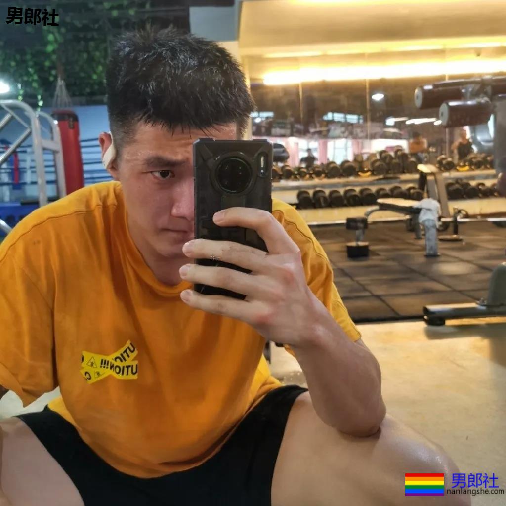 肌肉小老公拍浴巾小视频走红，这肉体简直太撩了！ - 51虹马