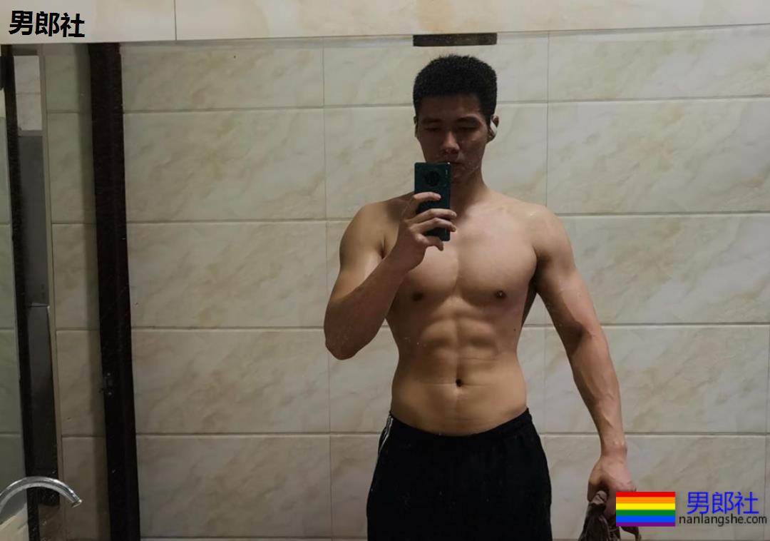 肌肉小老公拍浴巾小视频走红，这肉体简直太撩了！ - 51虹马