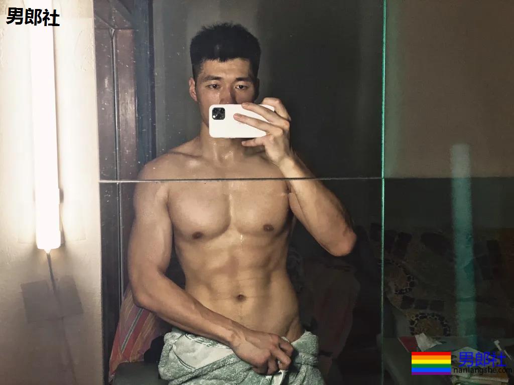 肌肉小老公拍浴巾小视频走红，这肉体简直太撩了！ - 51虹马