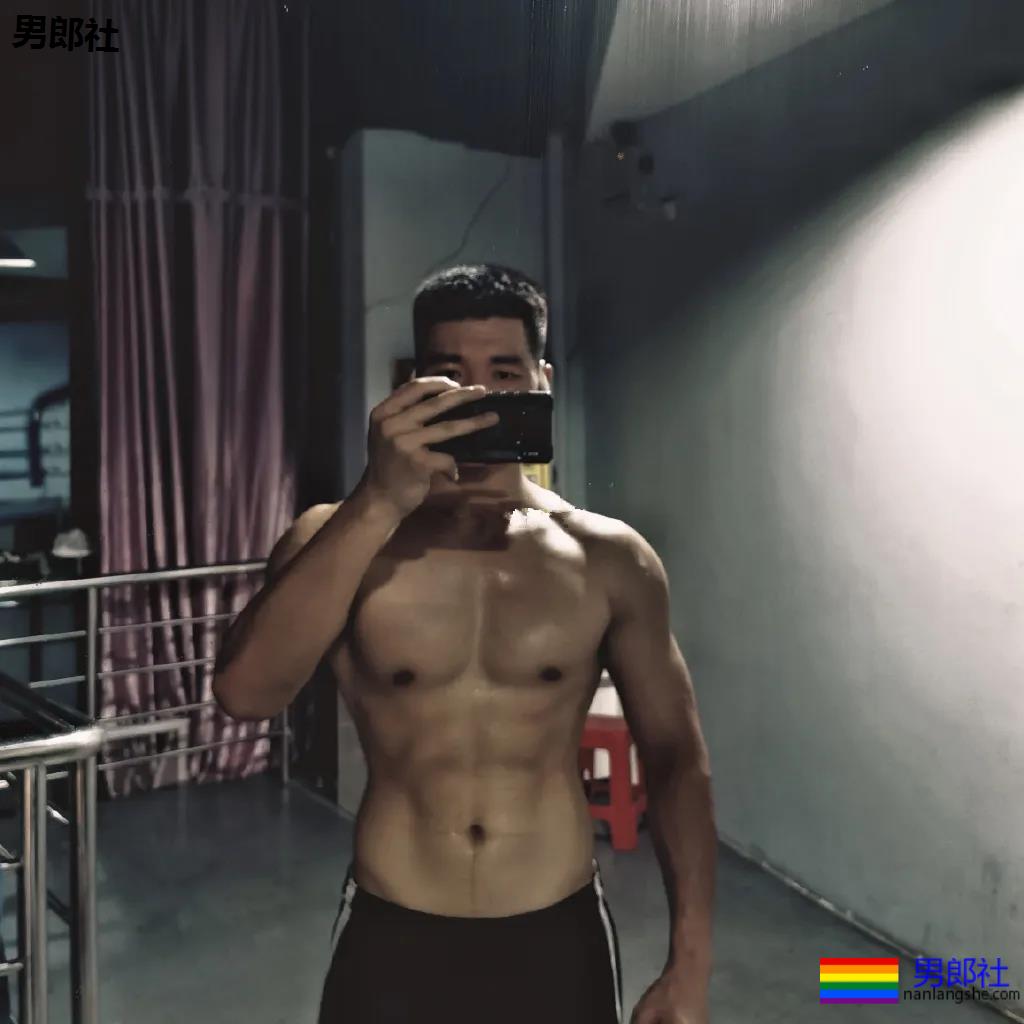 肌肉小老公拍浴巾小视频走红，这肉体简直太撩了！ - 51虹马