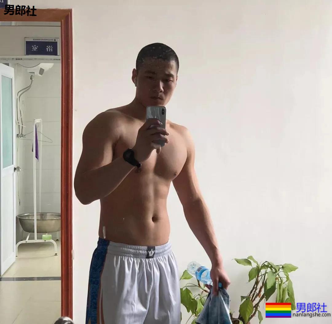 肌肉小老公拍浴巾小视频走红，这肉体简直太撩了！ - 51虹马