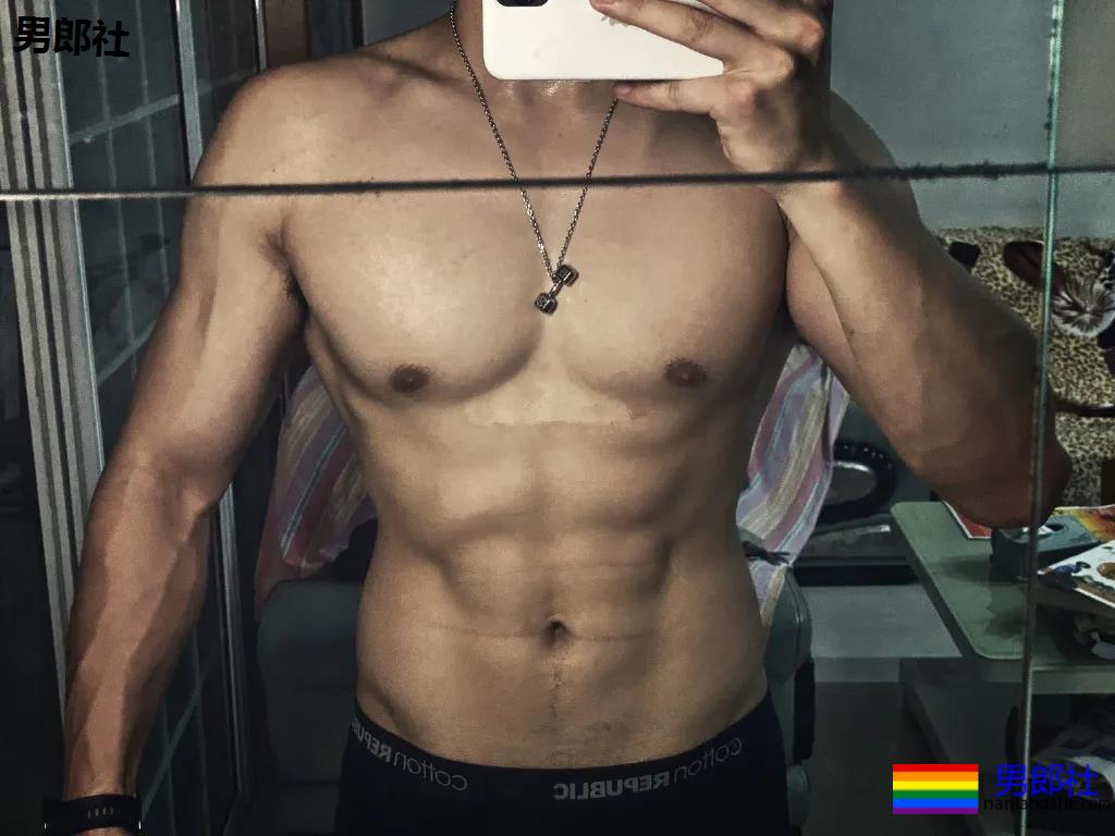 肌肉小老公拍浴巾小视频走红，这肉体简直太撩了！ - 51虹马