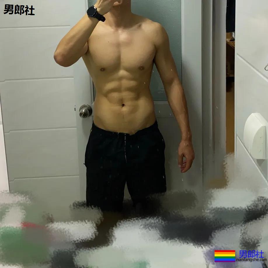 肌肉小老公拍浴巾小视频走红，这肉体简直太撩了！ - 51虹马