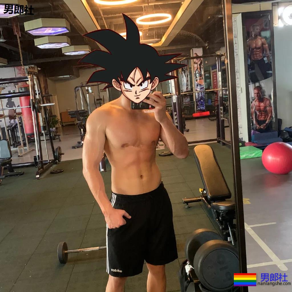 肌肉小老公拍浴巾小视频走红，这肉体简直太撩了！ - 51虹马