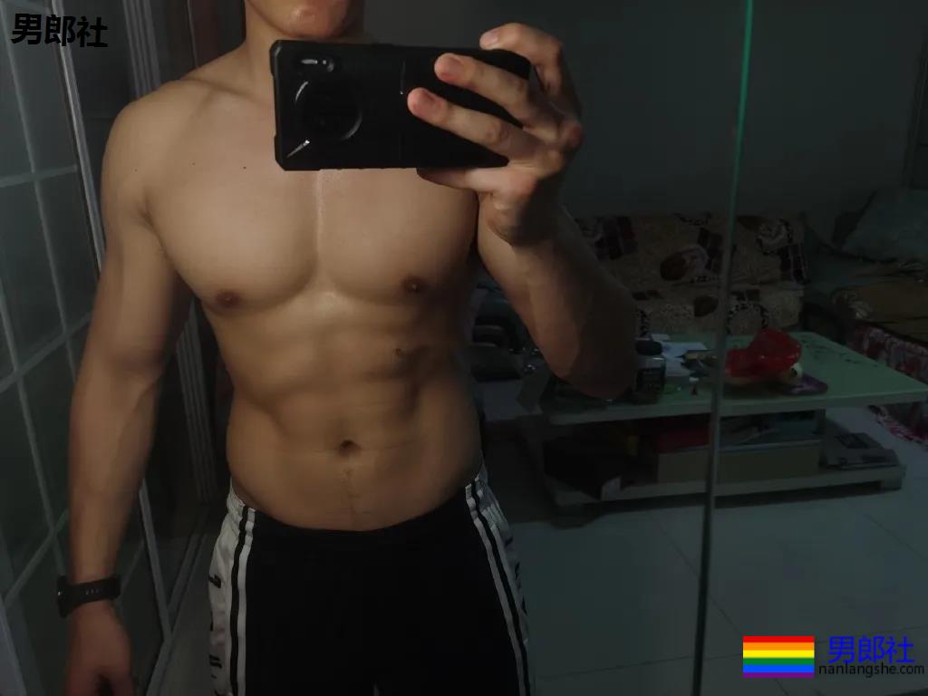 肌肉小老公拍浴巾小视频走红，这肉体简直太撩了！ - 51虹马