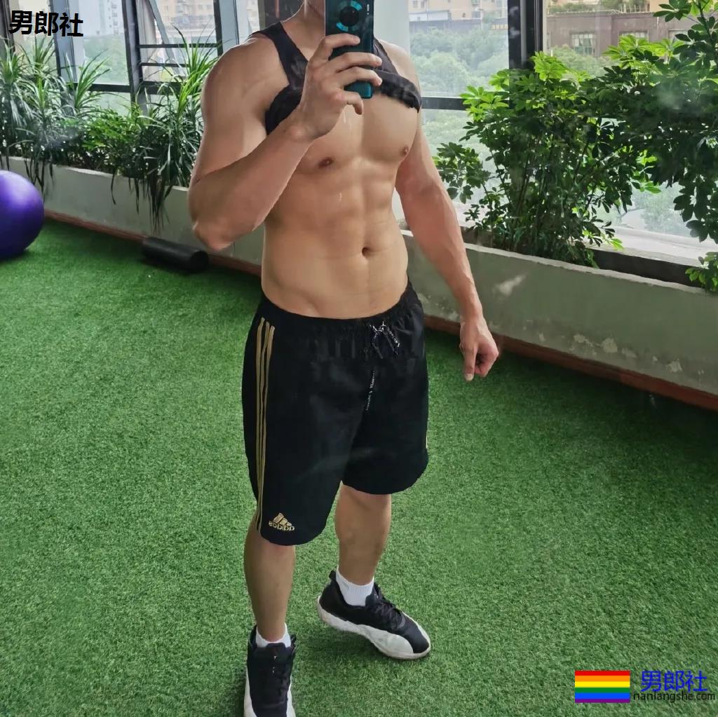 肌肉小老公拍浴巾小视频走红，这肉体简直太撩了！ - 51虹马