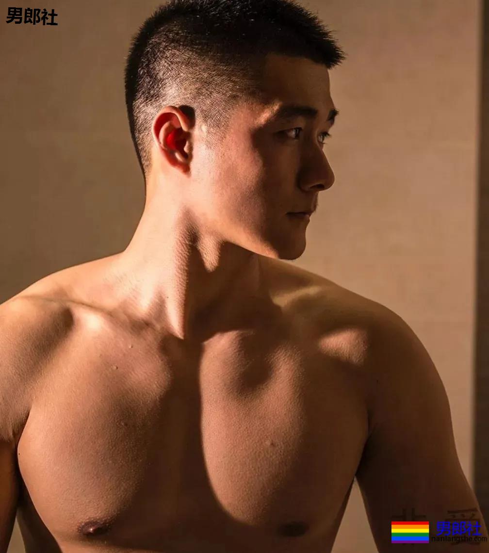 肌肉小老公拍浴巾小视频走红，这肉体简直太撩了！ - 51虹马