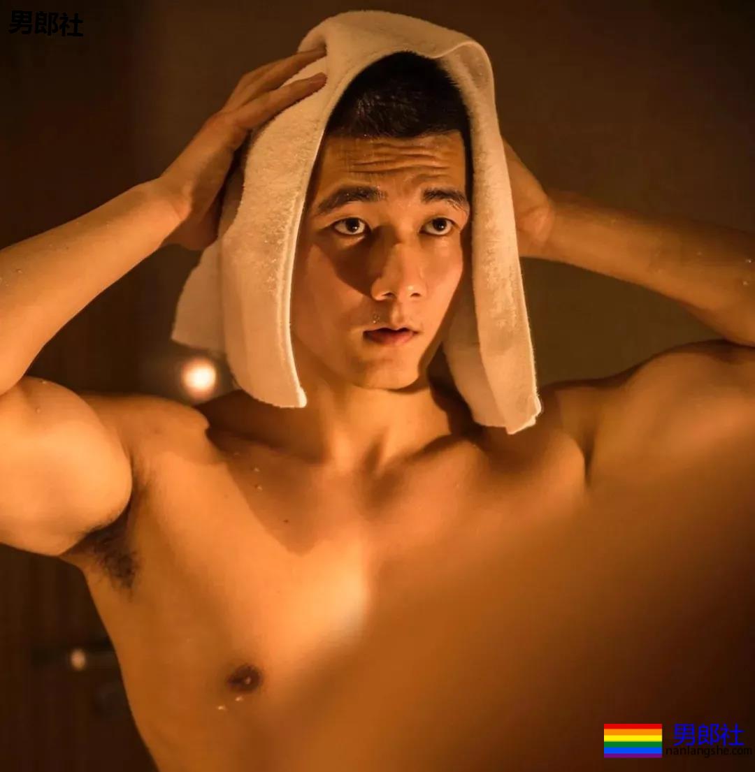 肌肉小老公拍浴巾小视频走红，这肉体简直太撩了！ - 51虹马