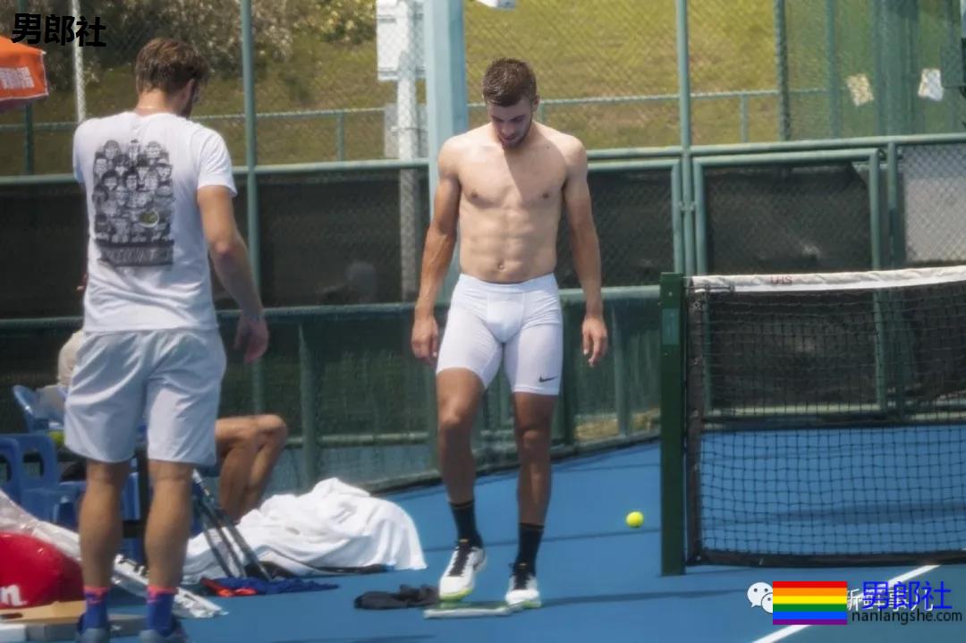 穿紧身短裤的网球小鲜肉染新冠，多少男粉为他心伤！ - 51虹马