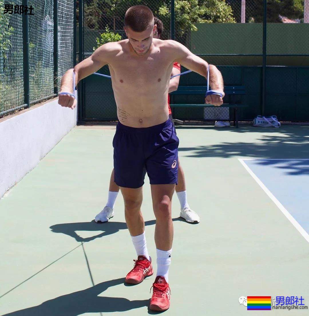 穿紧身短裤的网球小鲜肉染新冠，多少男粉为他心伤！ - 51虹马