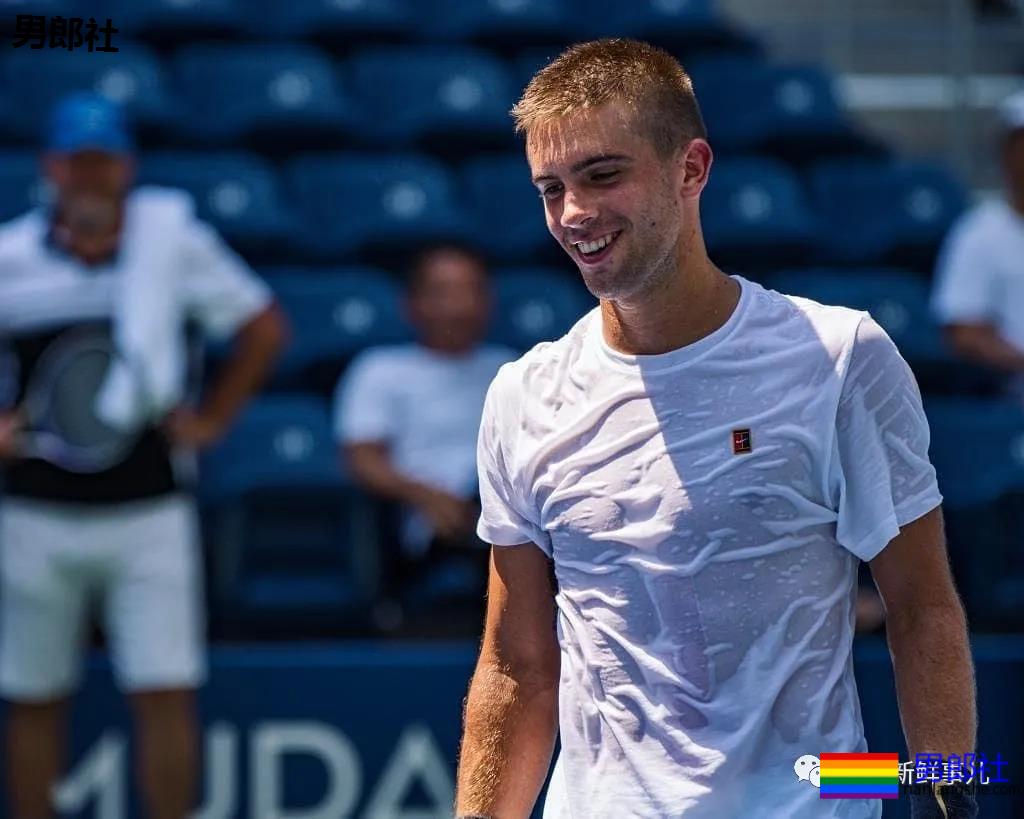 穿紧身短裤的网球小鲜肉染新冠，多少男粉为他心伤！ - 51虹马