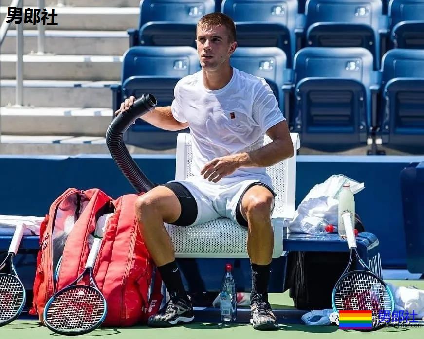 穿紧身短裤的网球小鲜肉染新冠，多少男粉为他心伤！ - 51虹马