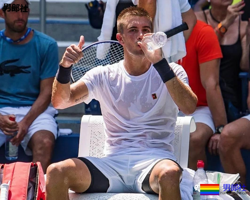 穿紧身短裤的网球小鲜肉染新冠，多少男粉为他心伤！ - 51虹马