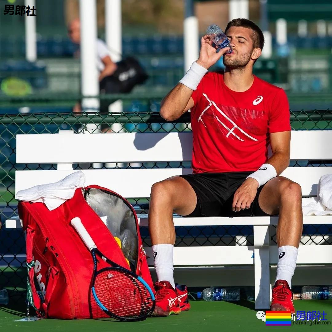 穿紧身短裤的网球小鲜肉染新冠，多少男粉为他心伤！ - 51虹马