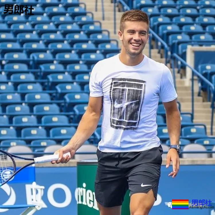 穿紧身短裤的网球小鲜肉染新冠，多少男粉为他心伤！ - 51虹马
