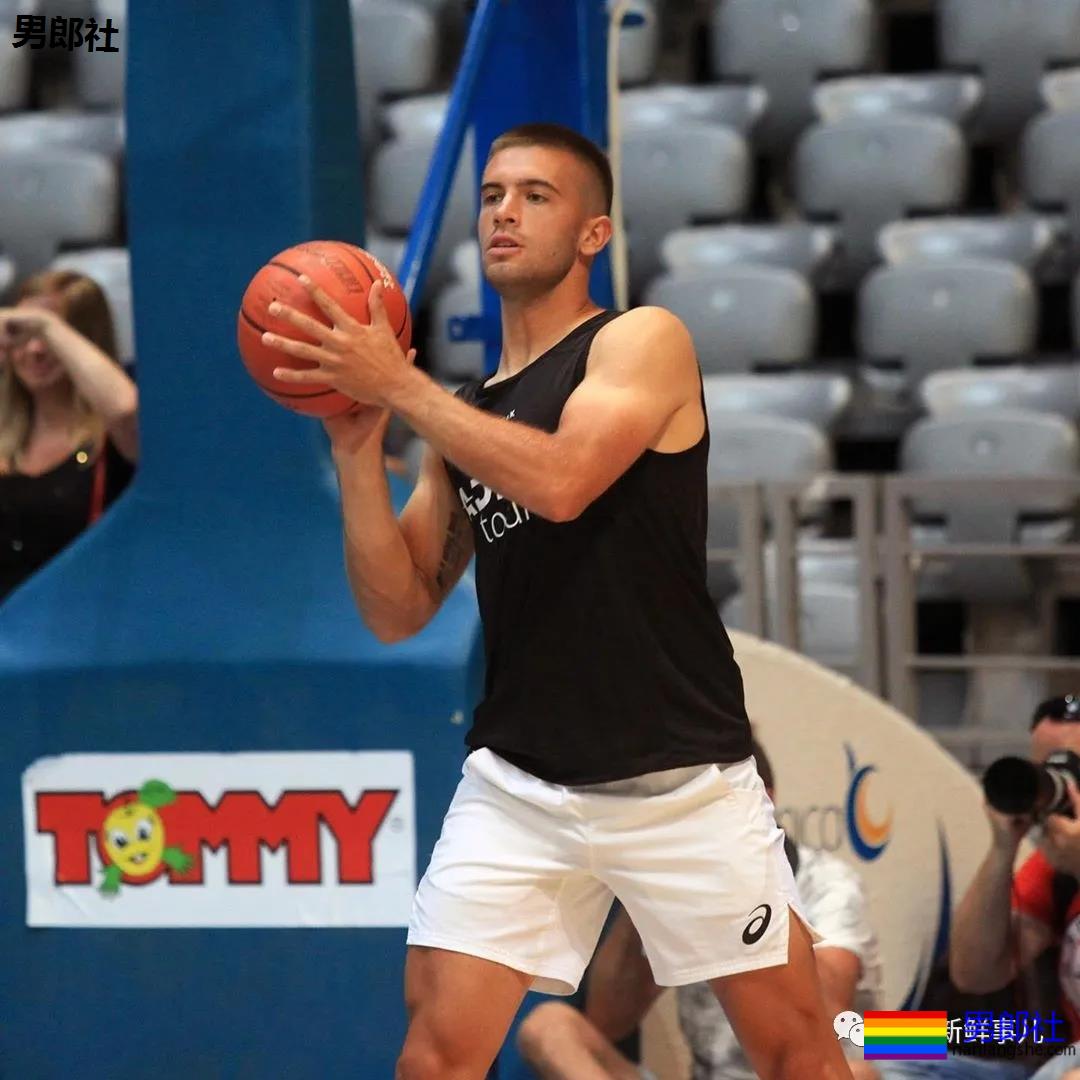 穿紧身短裤的网球小鲜肉染新冠，多少男粉为他心伤！ - 51虹马