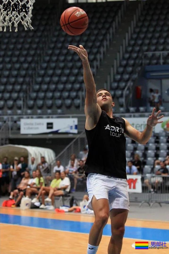 穿紧身短裤的网球小鲜肉染新冠，多少男粉为他心伤！ - 51虹马