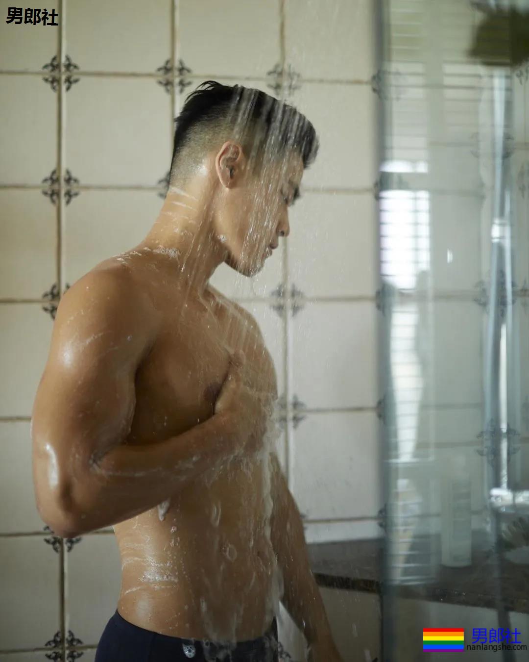 小狼狗健身私教沐浴照刷屏！精壮腱子肉身材，好想买课惹！ - 51虹马