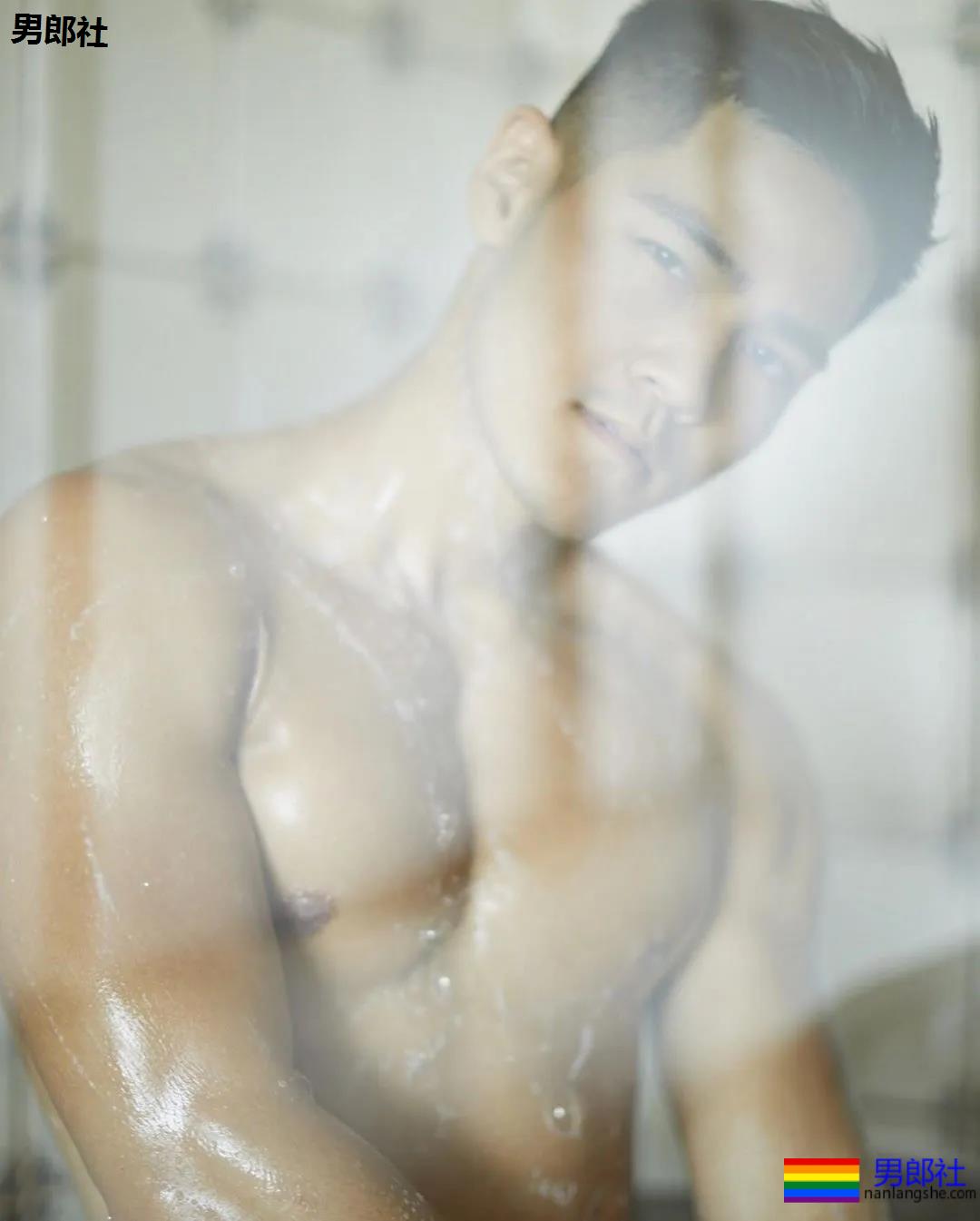 小狼狗健身私教沐浴照刷屏！精壮腱子肉身材，好想买课惹！ - 51虹马