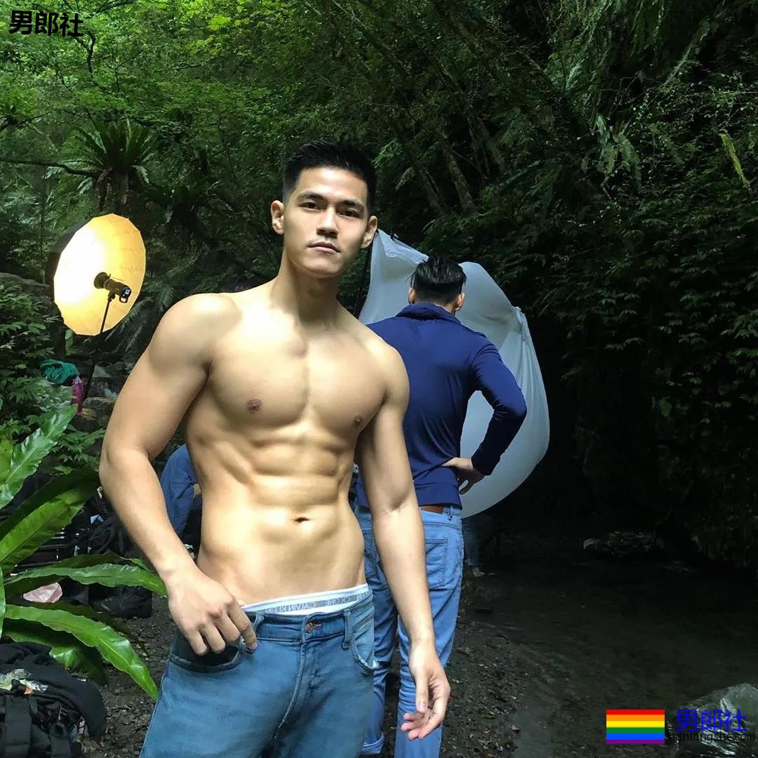 小狼狗健身私教沐浴照刷屏！精壮腱子肉身材，好想买课惹！ - 51虹马