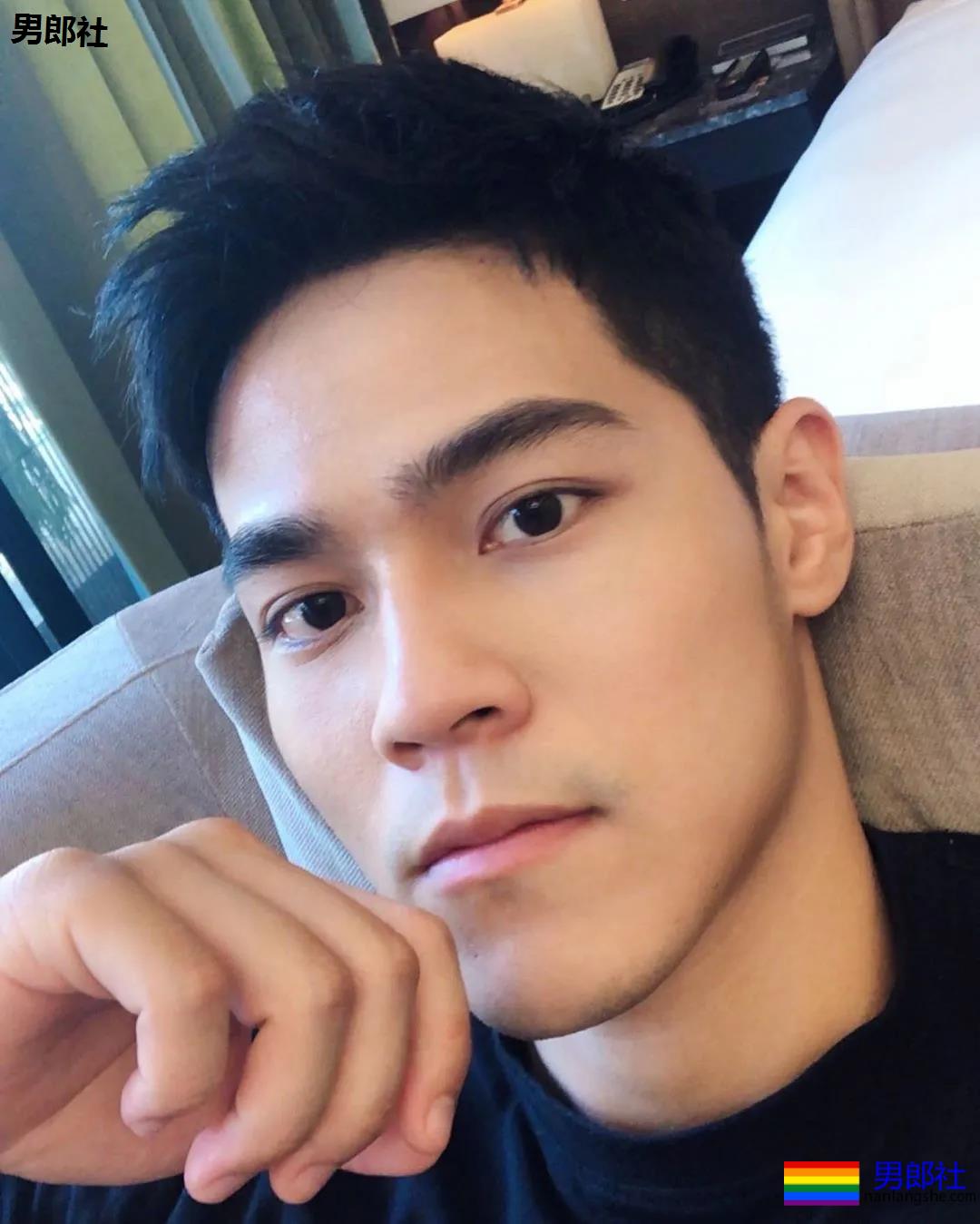 小狼狗健身私教沐浴照刷屏！精壮腱子肉身材，好想买课惹！ - 51虹马