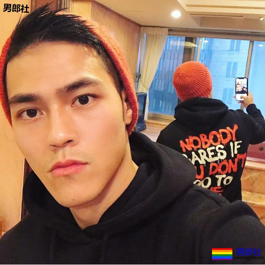 小狼狗健身私教沐浴照刷屏！精壮腱子肉身材，好想买课惹！ - 51虹马