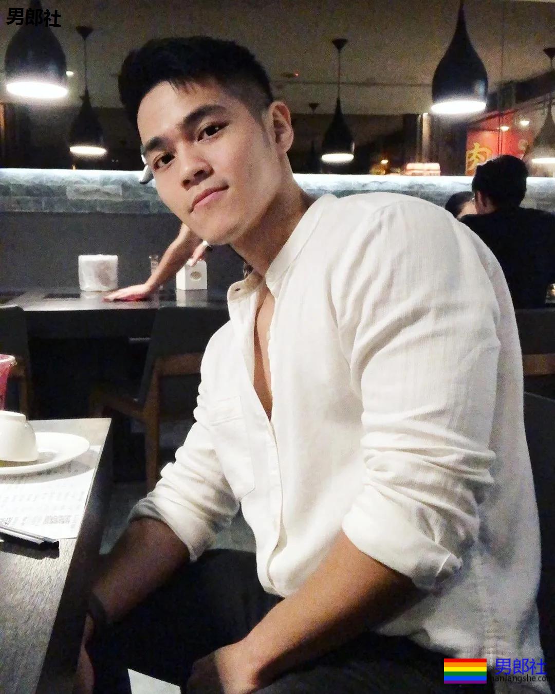 小狼狗健身私教沐浴照刷屏！精壮腱子肉身材，好想买课惹！ - 51虹马