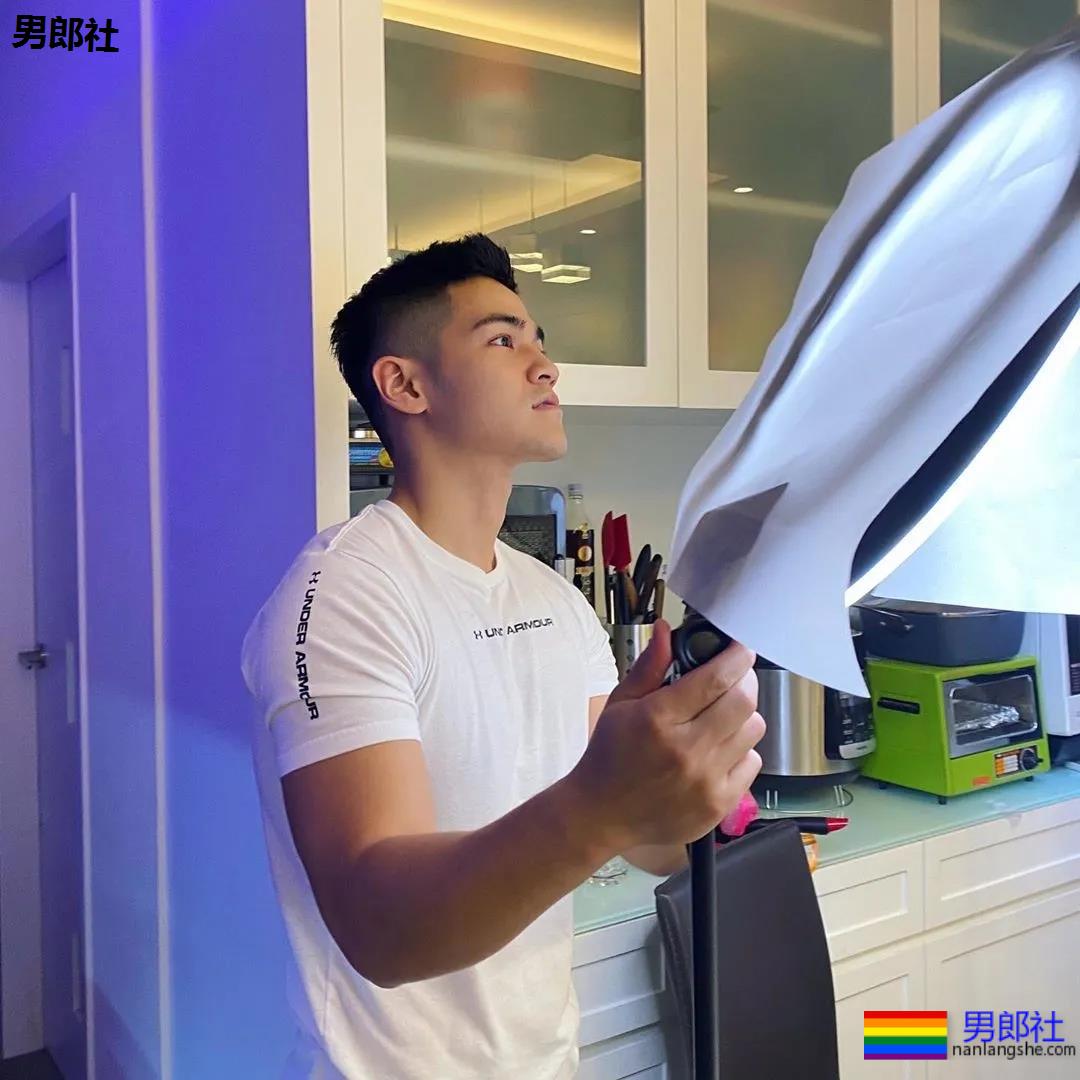 小狼狗健身私教沐浴照刷屏！精壮腱子肉身材，好想买课惹！ - 51虹马