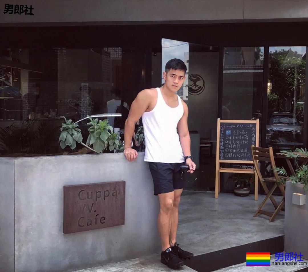 小狼狗健身私教沐浴照刷屏！精壮腱子肉身材，好想买课惹！ - 51虹马