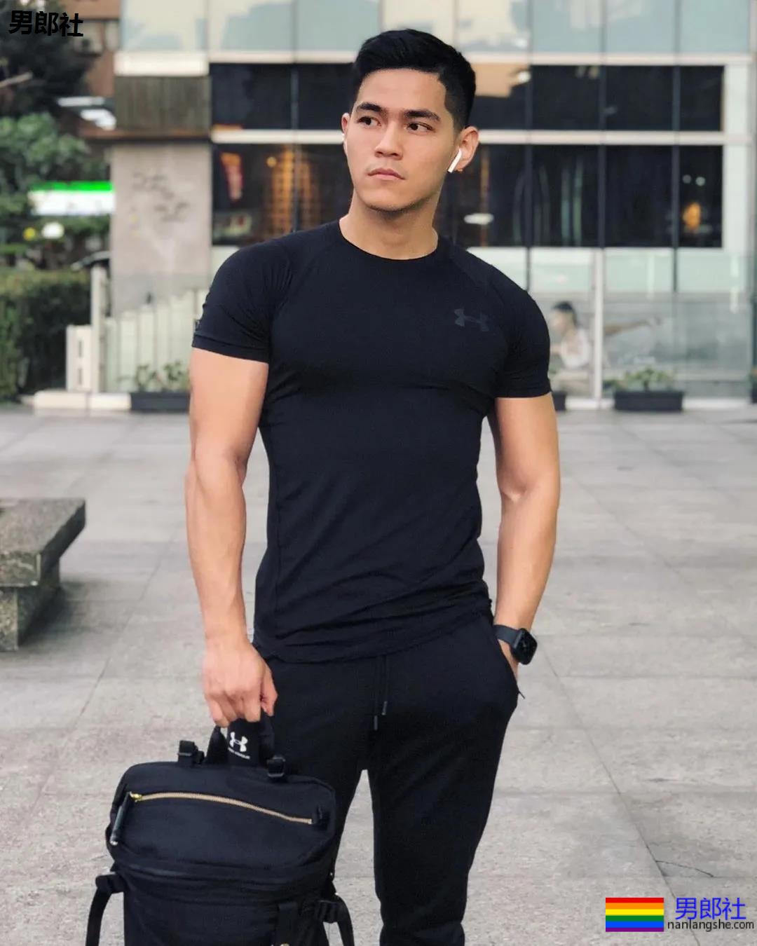 小狼狗健身私教沐浴照刷屏！精壮腱子肉身材，好想买课惹！ - 51虹马