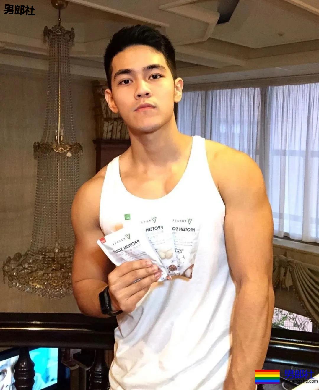 小狼狗健身私教沐浴照刷屏！精壮腱子肉身材，好想买课惹！ - 51虹马