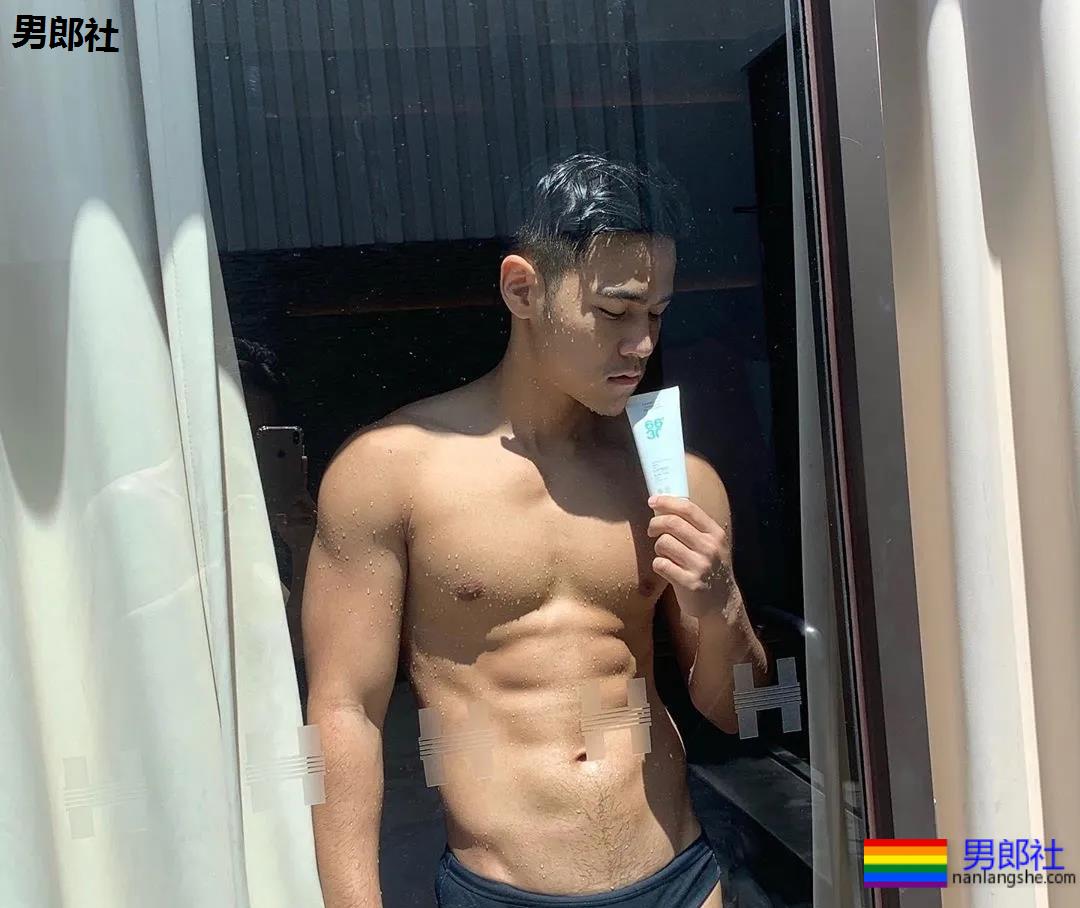 小狼狗健身私教沐浴照刷屏！精壮腱子肉身材，好想买课惹！ - 51虹马