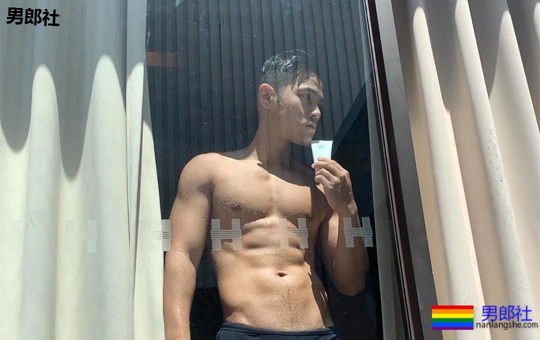 小狼狗健身私教沐浴照刷屏！精壮腱子肉身材，好想买课惹！ - 51虹马