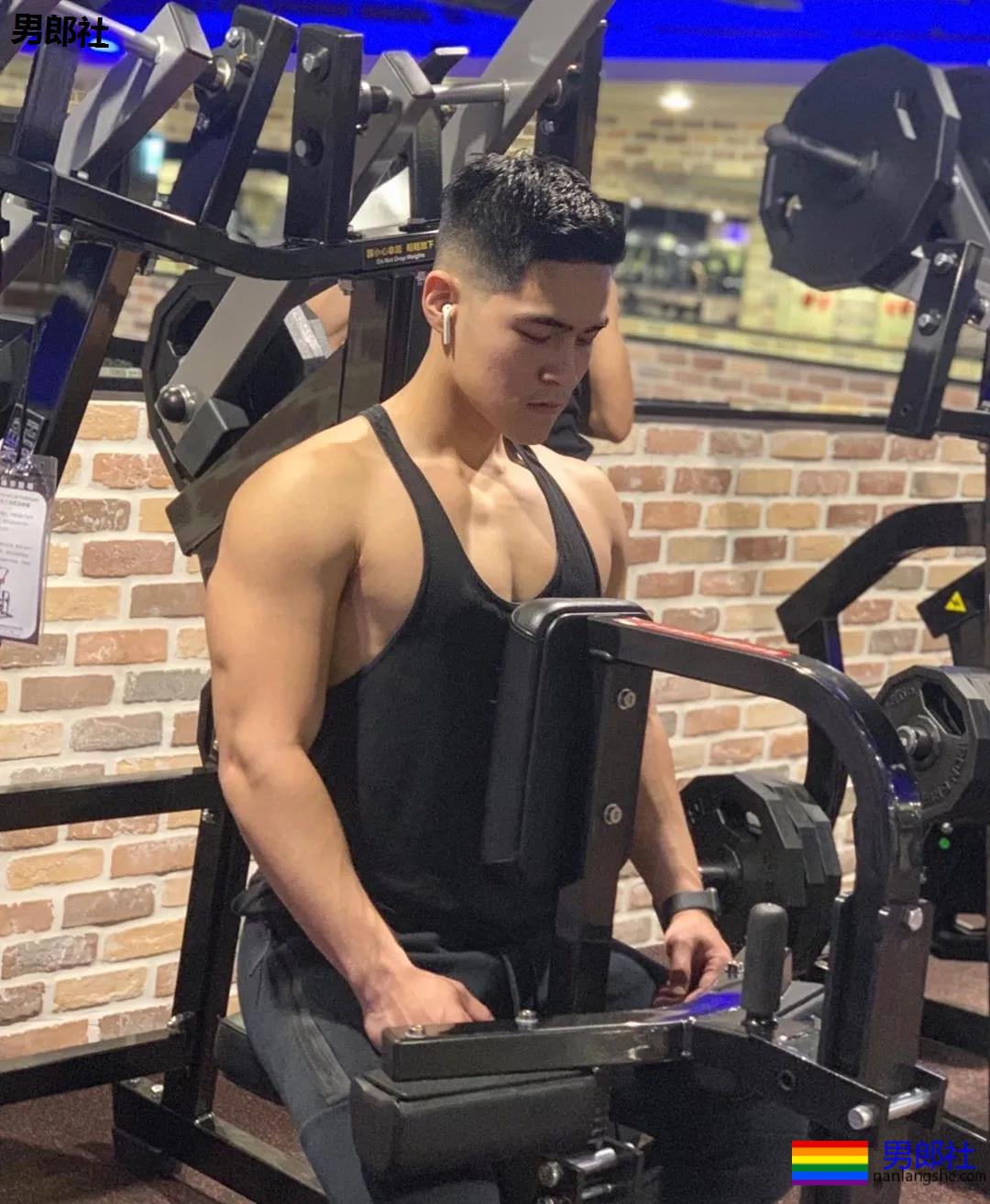 小狼狗健身私教沐浴照刷屏！精壮腱子肉身材，好想买课惹！ - 51虹马