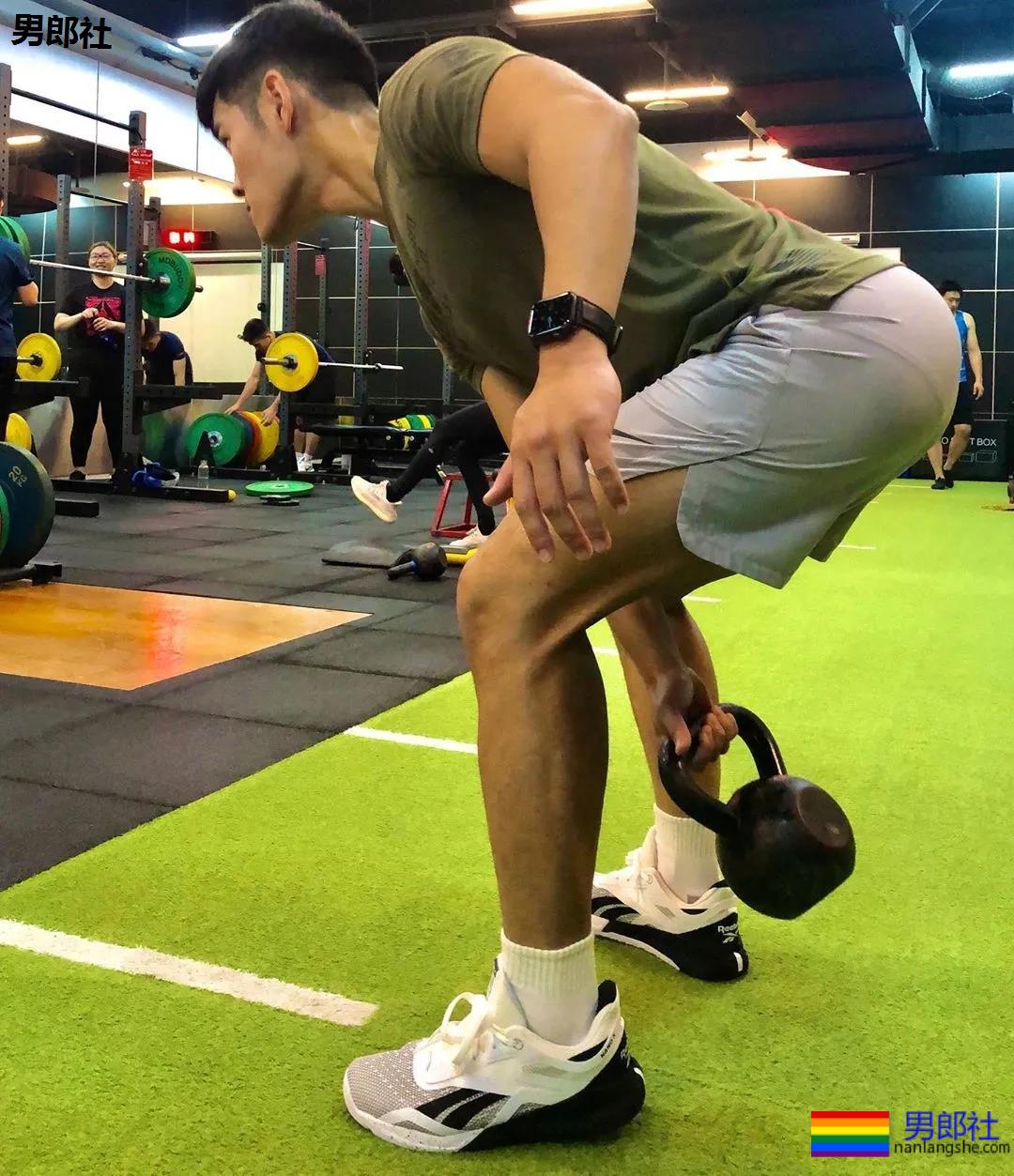 小狼狗健身私教沐浴照刷屏！精壮腱子肉身材，好想买课惹！ - 51虹马